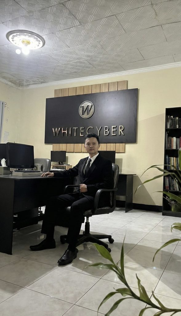 "Faris Dedi Setiawan, Founder Whitecyber, di markas pusat operasional Ambarawa. Dari sinilah ekosistem riset 'WRF' berbasis AI dan Big Data dikendalikan untuk membantu karir ribuan guru dan kelulusan mahasiswa di seluruh Indonesia. (Foto: Dok. Whitecyber)"